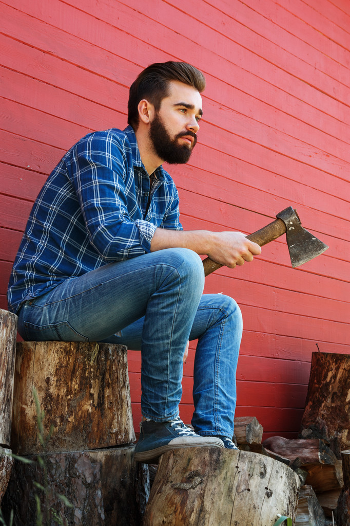 Szép szakállas ember ül stump - Fotó, kép
