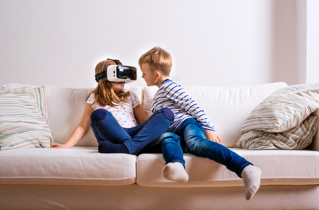 Poika ja tyttö yllään virtuaalitodellisuus suojalasit. Studiokuva
 - Valokuva, kuva