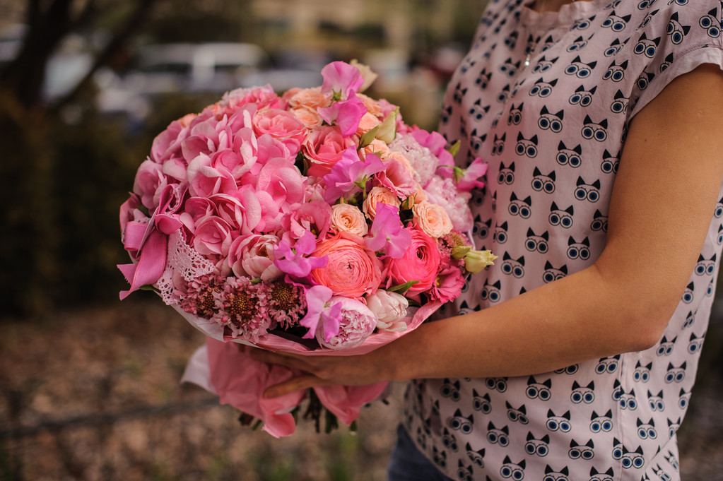 Bando rico de flores brancas e rosa nas mãos
  - Foto, Imagem