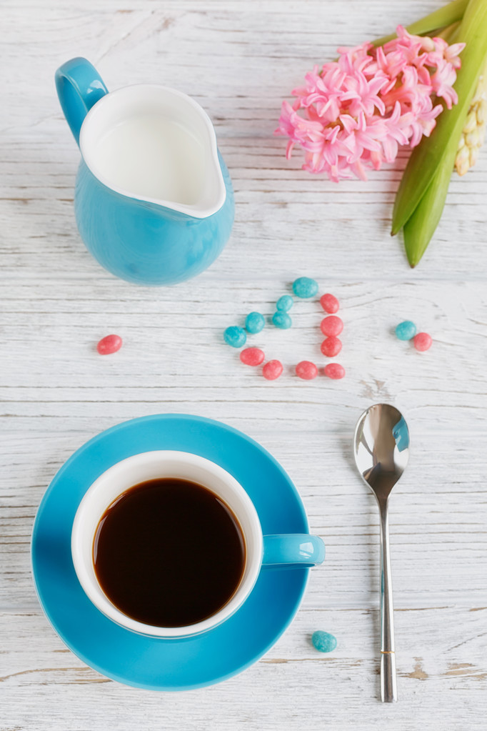 Copa de café negro y flor rosa
 - Foto, Imagen