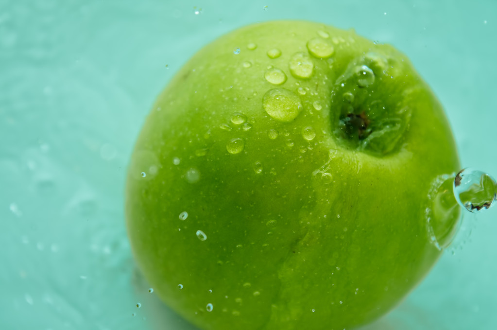 groene appel in een spray - Foto, afbeelding