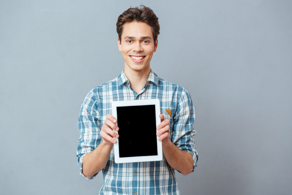 Glimlachende man lege Tablet PC-computerscherm weergegeven: - Foto, afbeelding