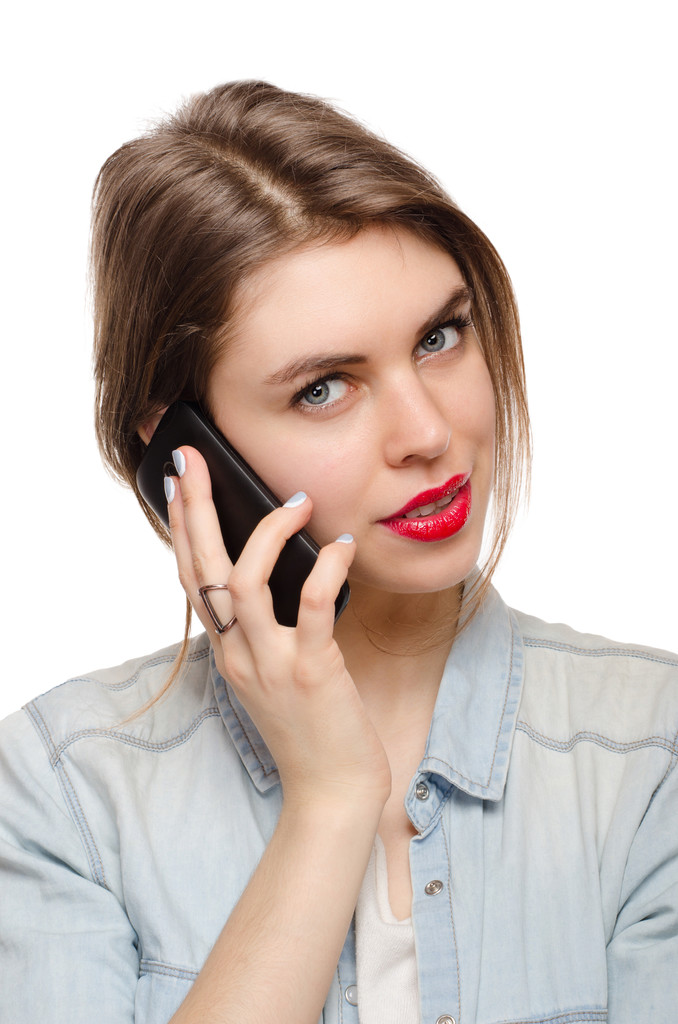 bela jovem fala falando por telefone celular, em um fundo branco
 - Foto, Imagem
