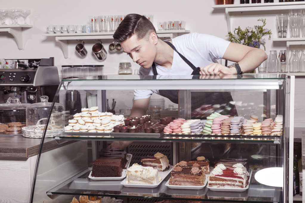 Baker and confectioner in pastry shop - Photo, Image