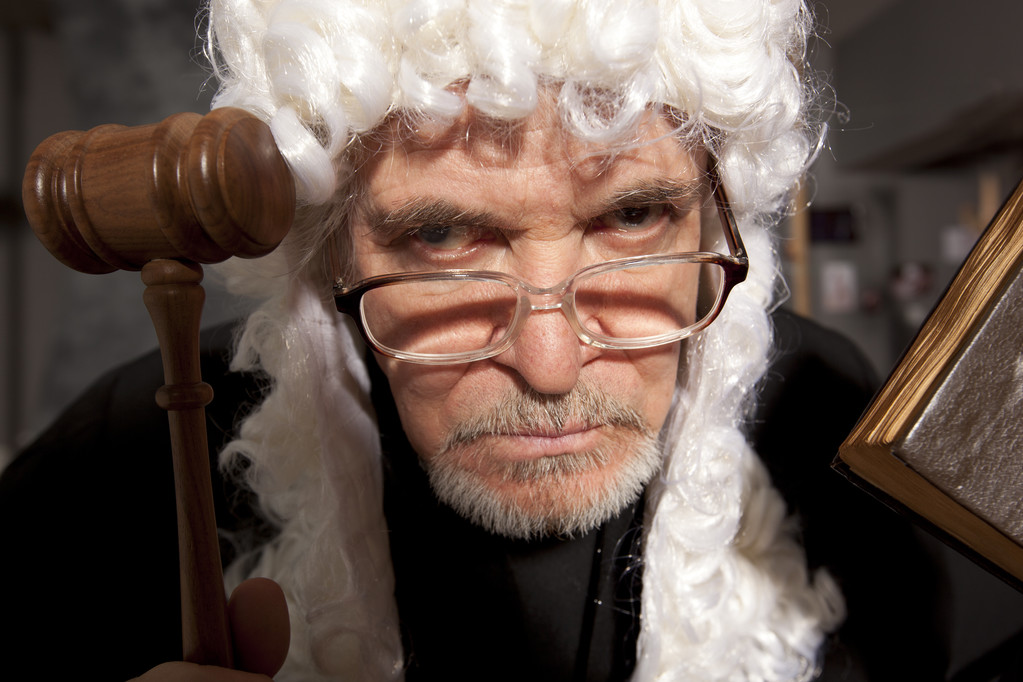  alter männlicher Richter im Gerichtssaal schlägt mit dem Hammer zu - Foto, Bild