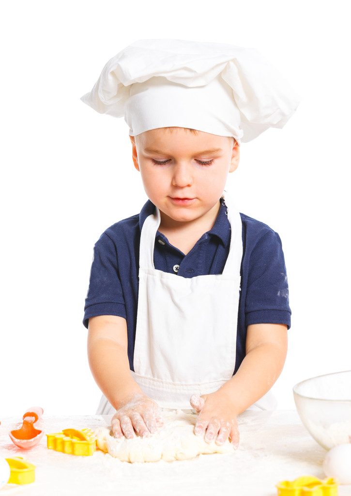 Hermoso chico caucásico haciendo un pastel
 - Foto, Imagen