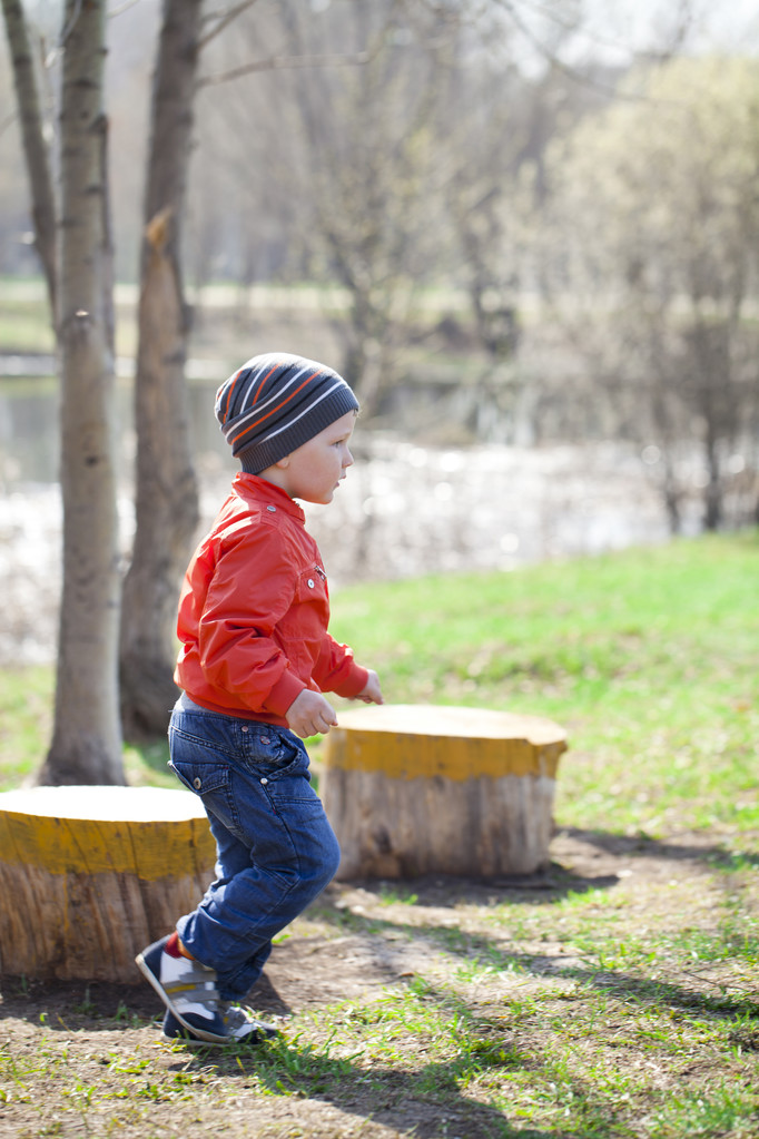 Мальчик в оранжевом жакете и синих джинсах
 - Фото, изображение