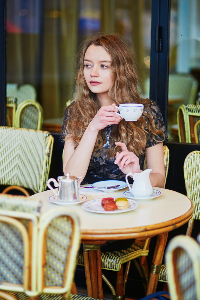 Όμορφη γυναίκα παριζιάνικα καφέ - Φωτογραφία, εικόνα