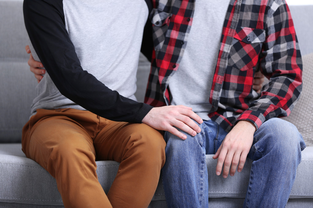 Deux homosexuels assis sur le canapé
 - Photo, image