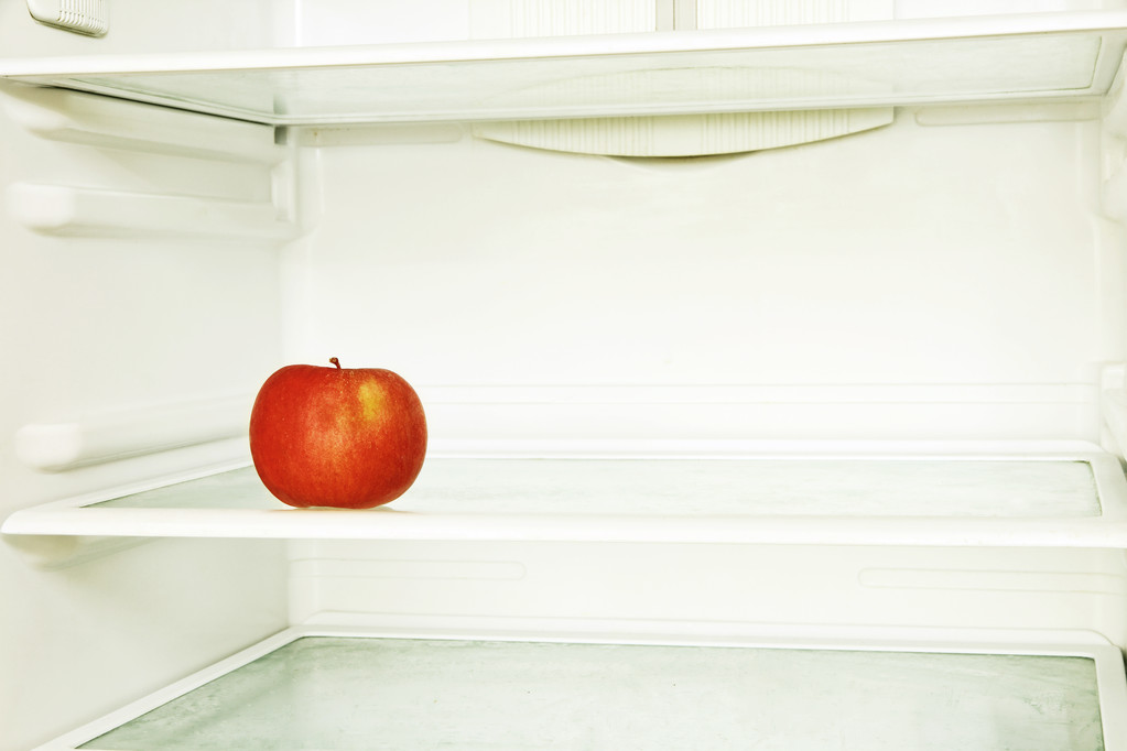 Vermelho única maçã no refrigerador doméstico tomada closeup
.  - Foto, Imagem