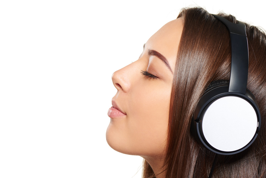 Frauen hören Musik im Kopfhörer mit geschlossenen Augen - Foto, Bild