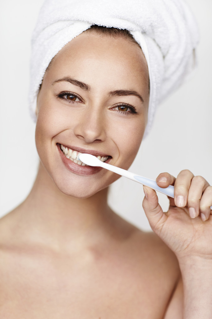 Dişlerini fırçalayan genç bir kadın - Fotoğraf, Görsel