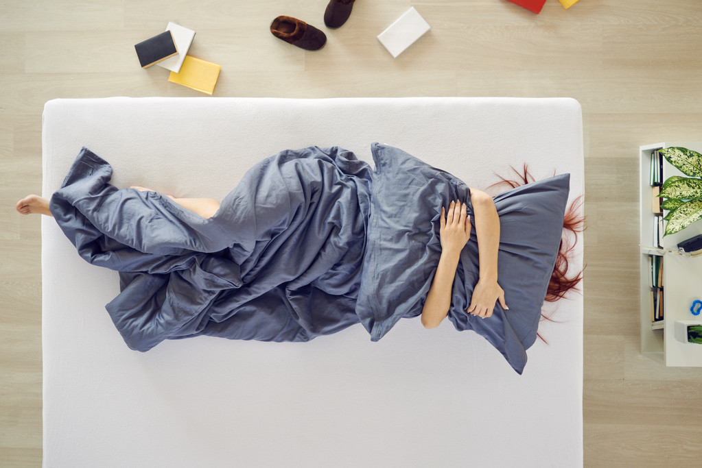 Женщина держит подушку
 - Фото, изображение