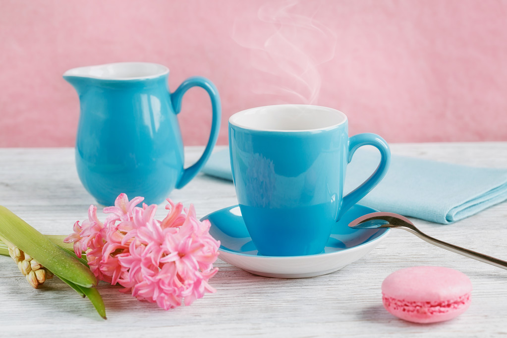 Tasse de café noir, fleurs roses et macarons français
 - Photo, image
