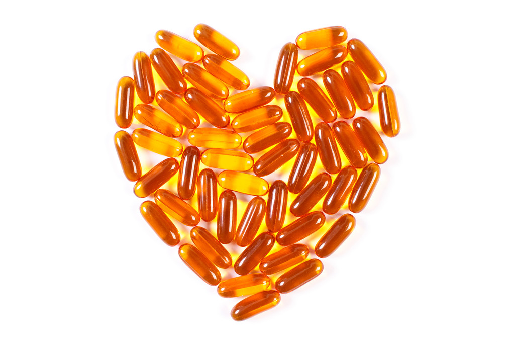 Hartvormige medische pillen en capsules op witte achtergrond, gezondheidszorg concept - Foto, afbeelding