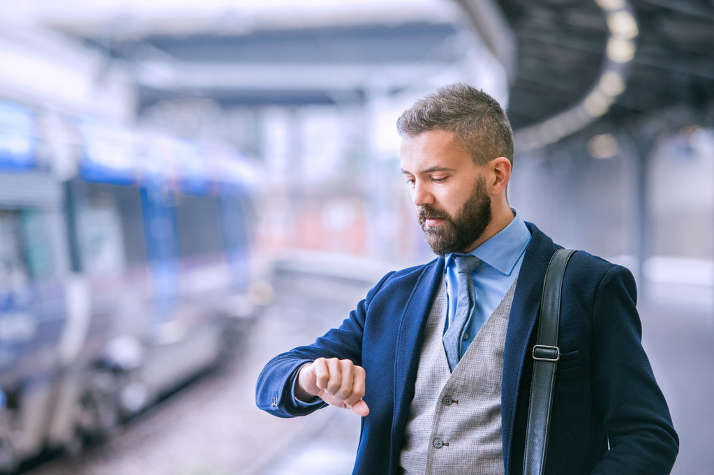 Hipster zakenman te wachten op treinstation - Foto, afbeelding
