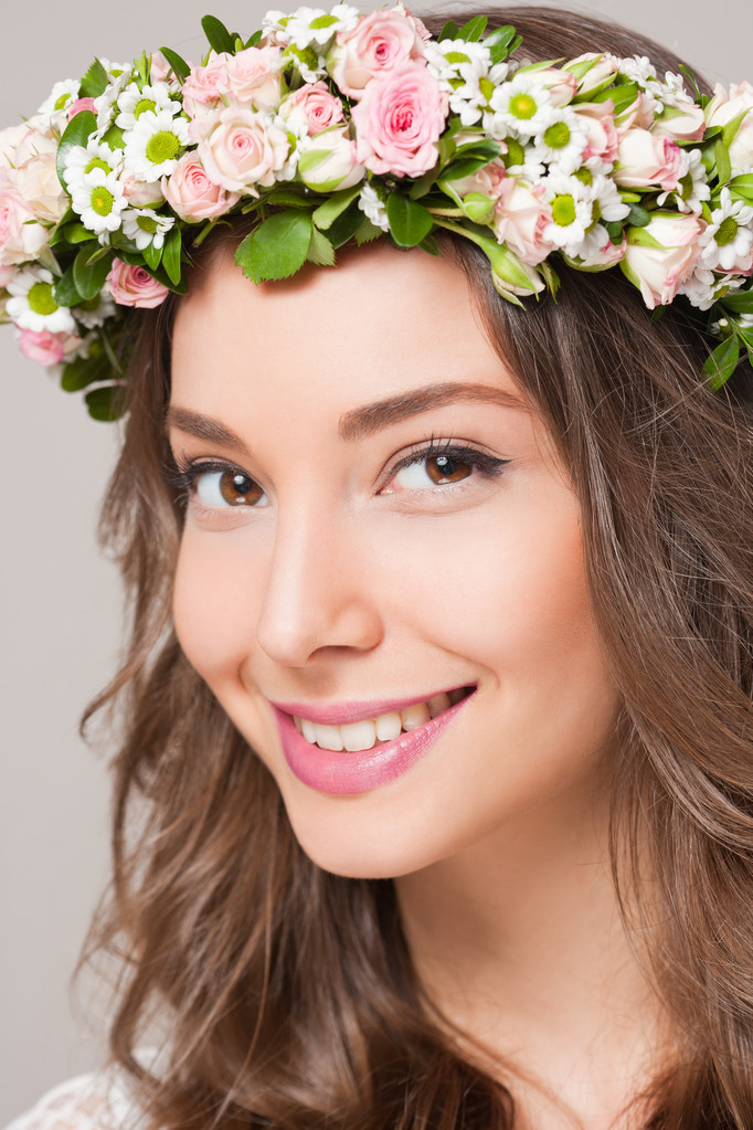 Gorgeous brunette woman wearing spring flower wreath. - Photo, Image