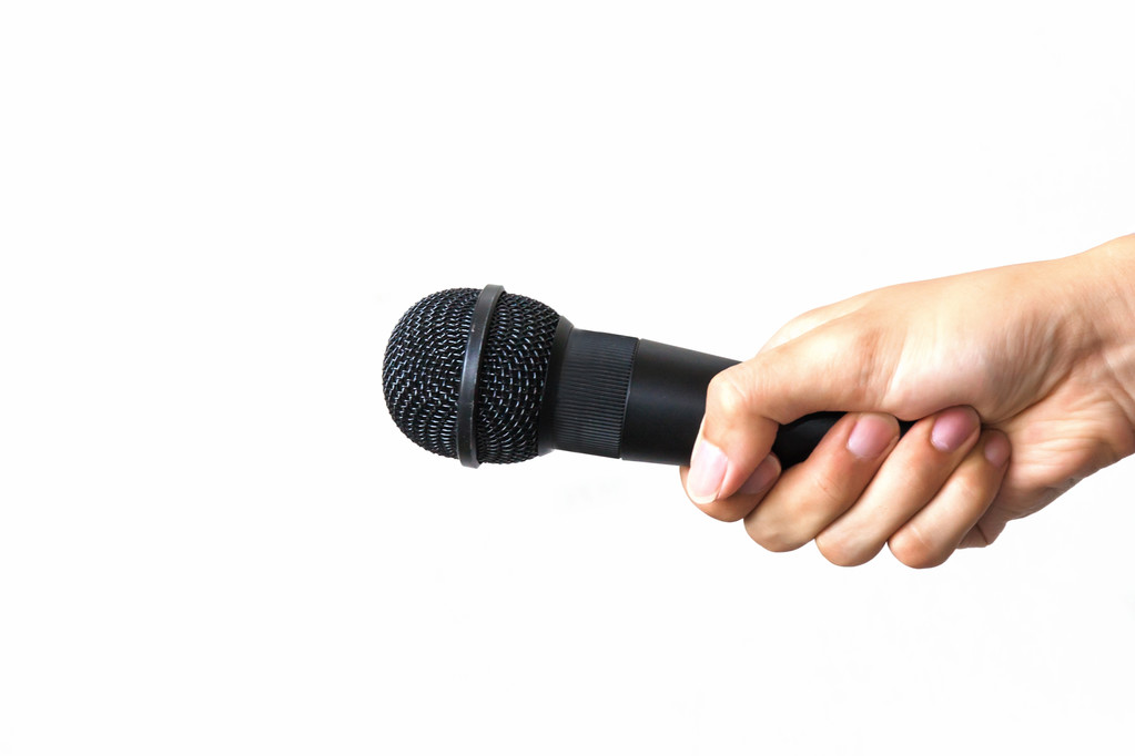 Mužské ruky s mikrofonem na izolované bílém pozadí. - Fotografie, Obrázek
