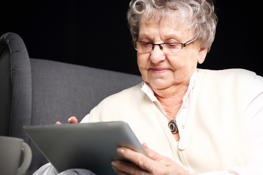Пожилая женщина с планшетом
. - Фото, изображение
