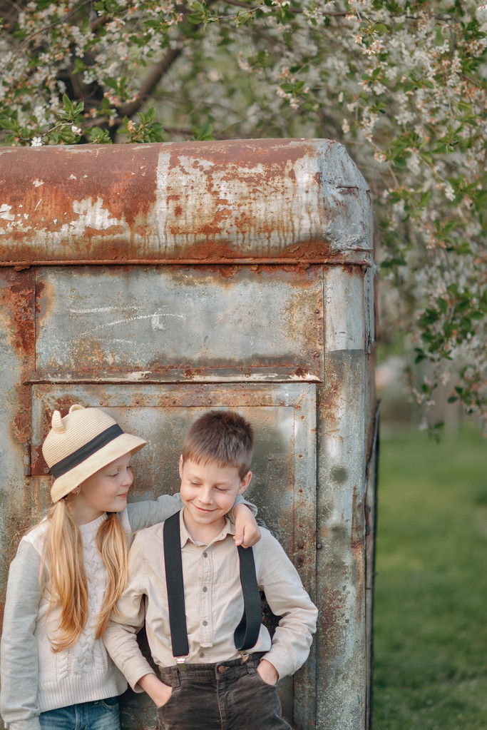un chico con una chica en la puerta oxidada
 - Foto, Imagen
