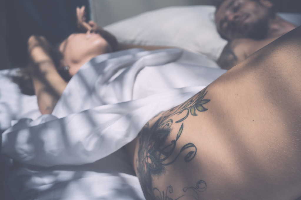 muž a žena v noci v posteli  - Fotografie, Obrázek