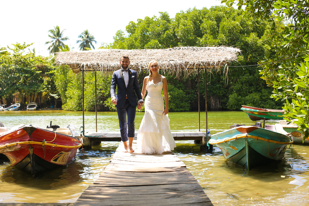 bride and groom posing on a tropical island - Photo, Image