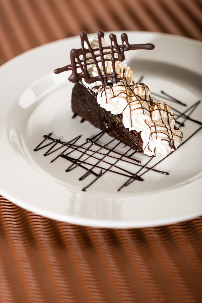 Sacher cake met slagroom en chocolade - Foto, afbeelding
