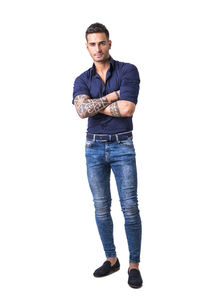 Jonge man in een blauw shirt en spijkerbroek geïsoleerd - Foto, afbeelding