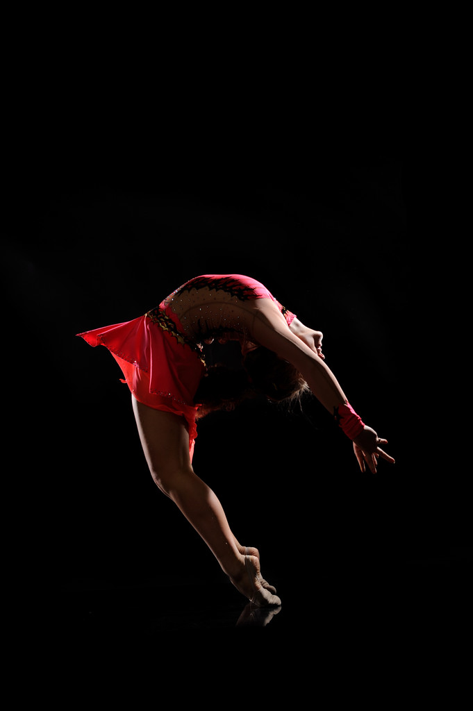 Молодая девушка занимается гимнастикой - Фото, изображение