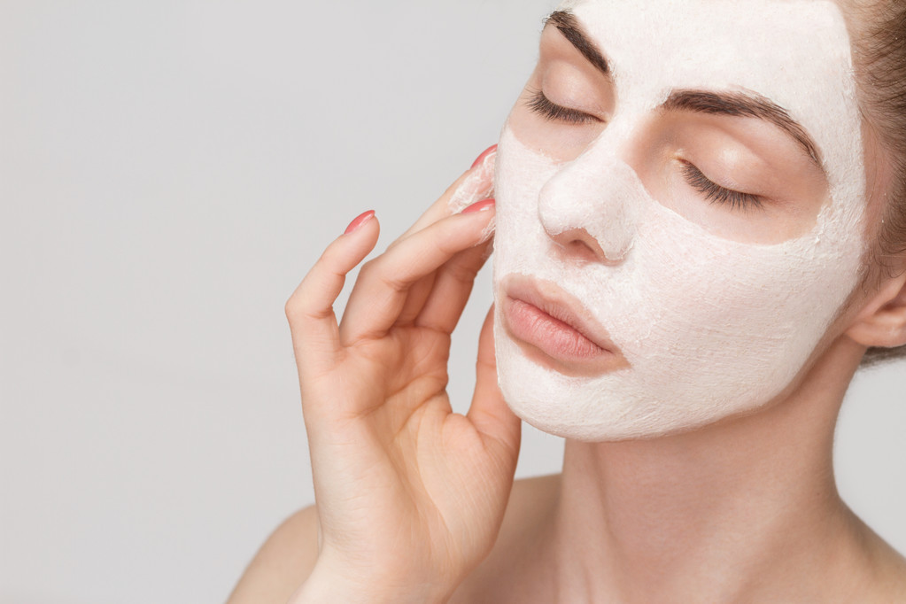 Chica de spa aplicando máscara facial
 - Foto, Imagen