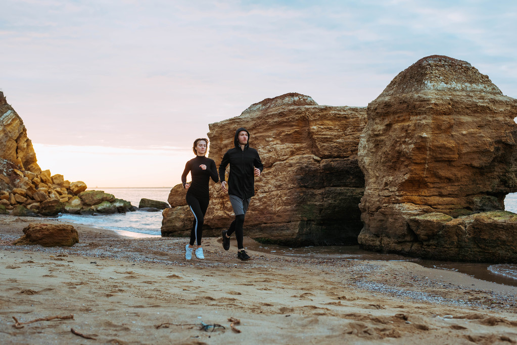 fitness pár na pláži - Fotografie, Obrázek