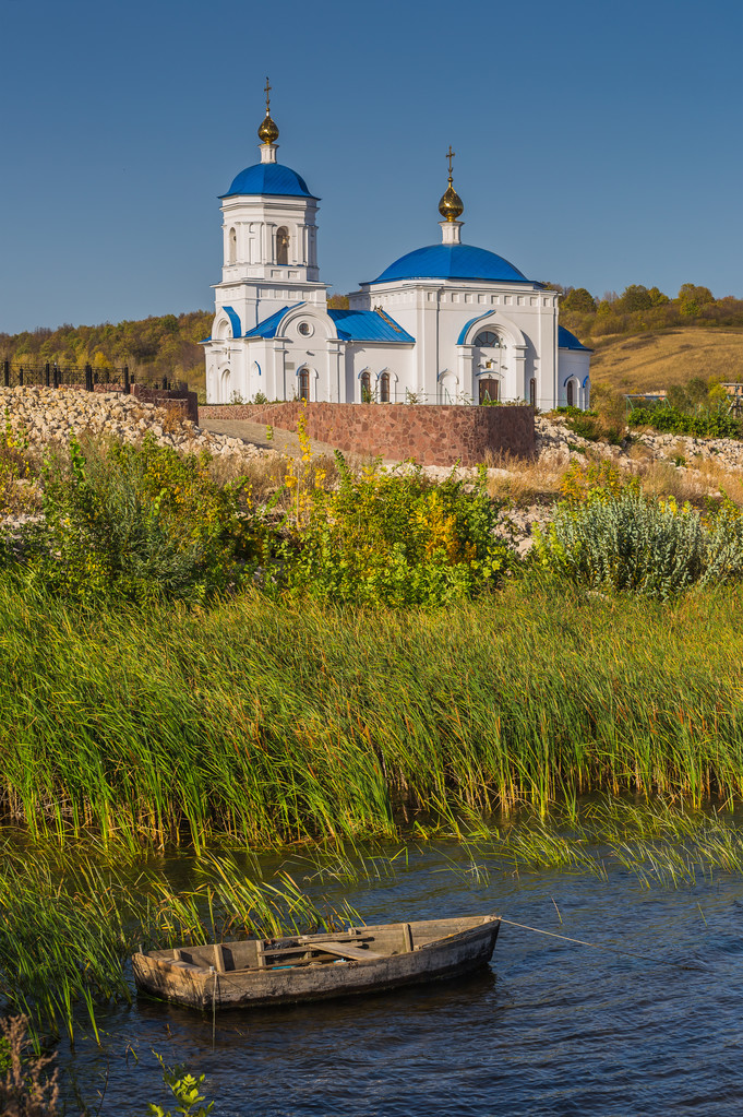 Boot auf Fluss in der Nähe der orthodoxen Kirche - Foto, Bild