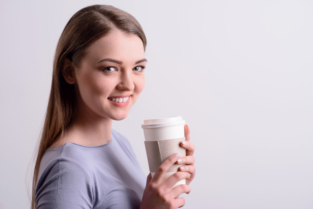 Chica positiva bebiendo café
 - Foto, Imagen