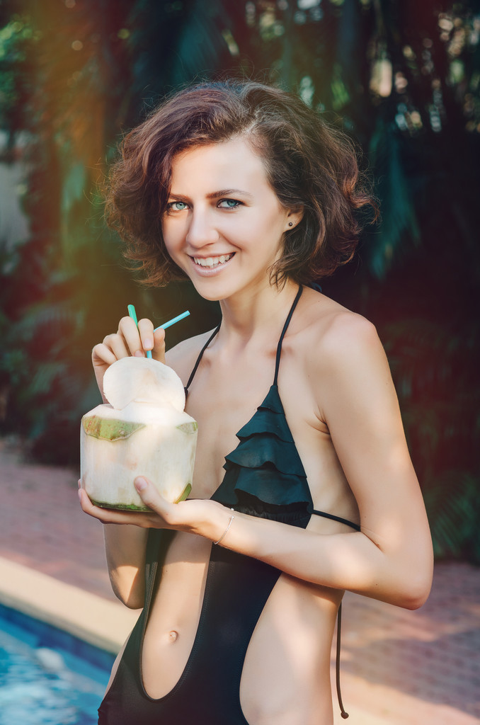 Donna beve cocco fresco
 - Foto, immagini