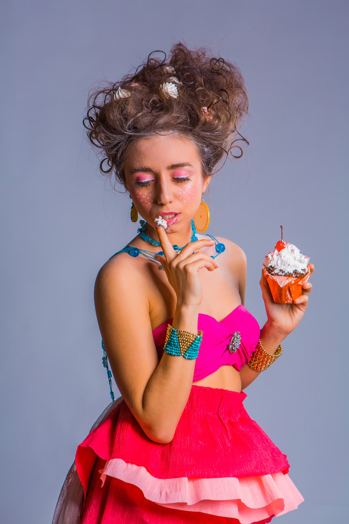 Bella ragazza mangia chokolate muffin cremoso con ciliegia
 - Foto, immagini