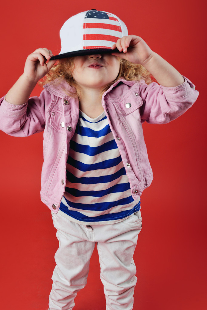 Πορτρέτο του ένα χαριτωμένο κοριτσάκι με μοντέρνα ρούχα. όμορφο παιδί - Φωτογραφία, εικόνα