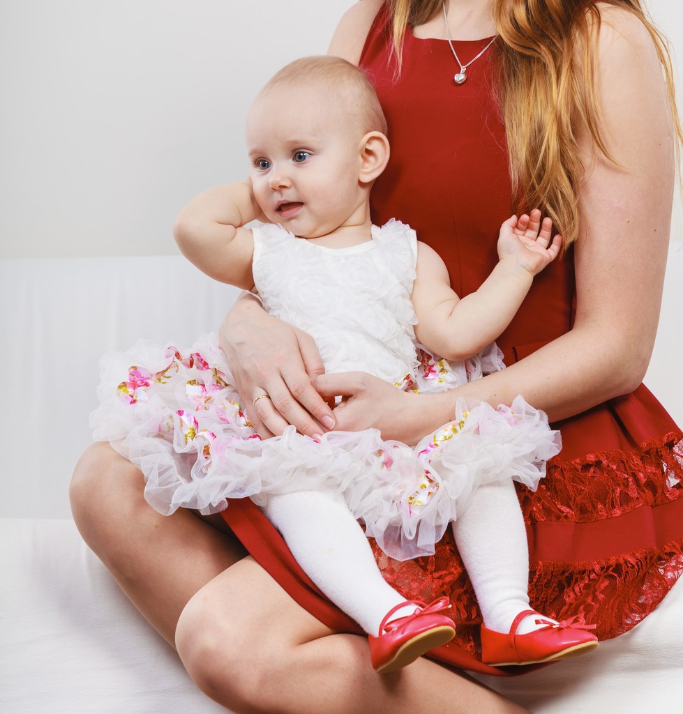 glückliches Baby Mädchen auf Mutter Knien. - Foto, Bild