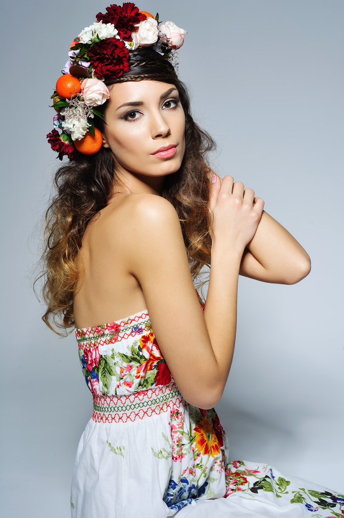 Retrato mulher bonita na coroa flor artesanal
 - Foto, Imagem
