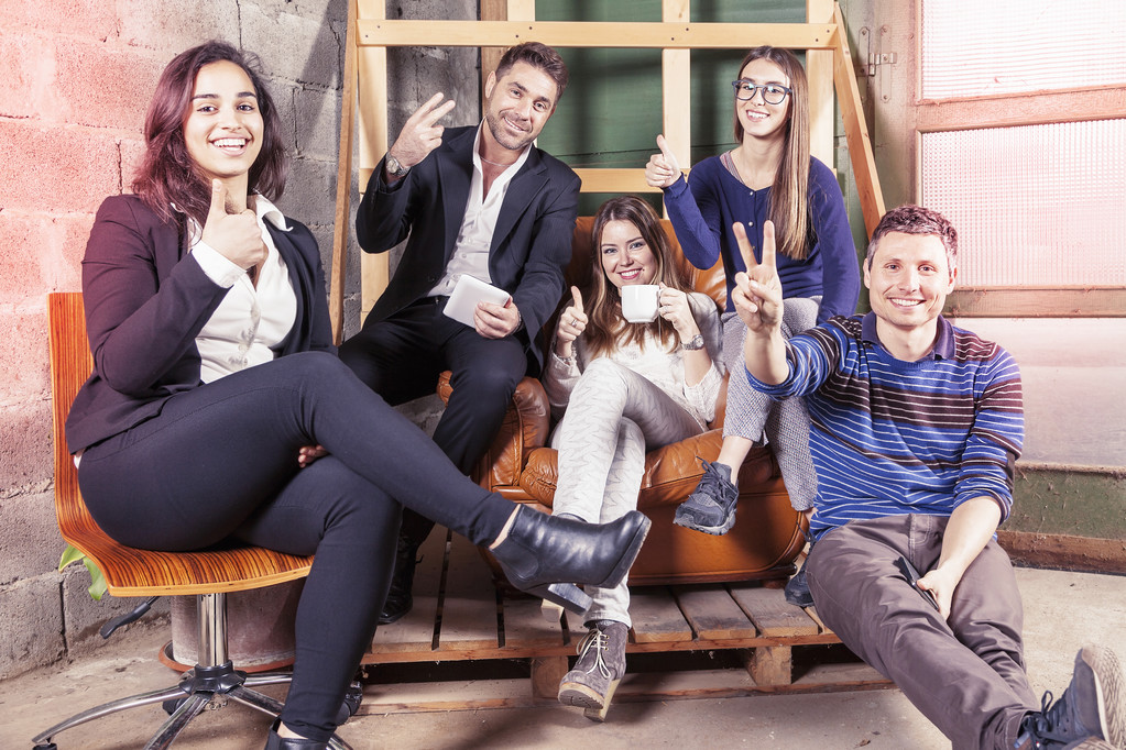 grupo de jovens empresários leva um momento para relaxar
 - Foto, Imagem
