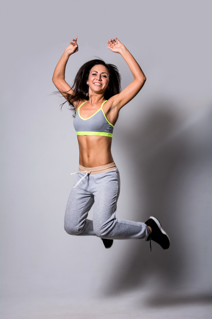 Femme athlétique saine pratique la danse
 - Photo, image
