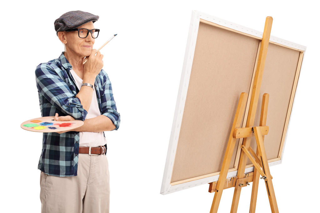Pittore anziano guardando un dipinto
  - Foto, immagini