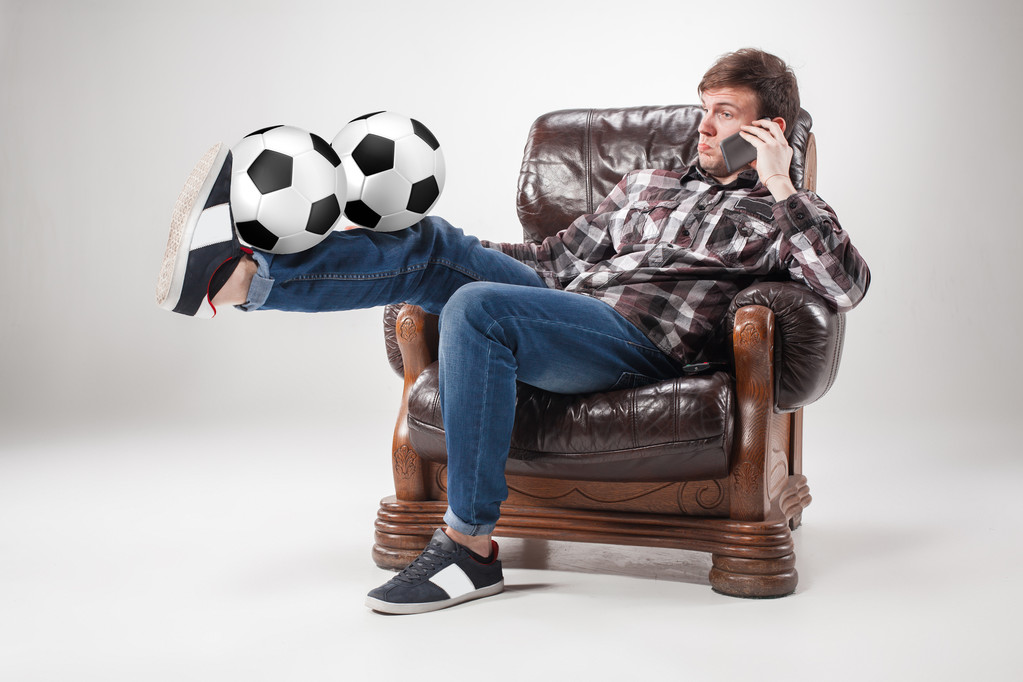 Портрет веера с шариками, держащего телефон на сером фоне
 - Фото, изображение