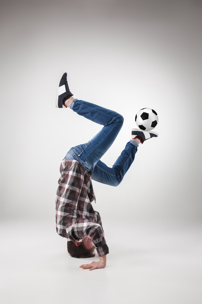 Genç adam, pratik yoga futbol topu ile portresi - Fotoğraf, Görsel