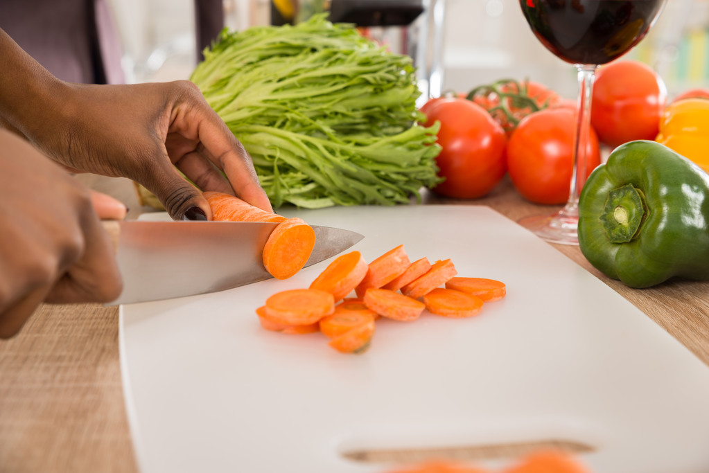 Tagliere della carota sul tagliere
 - Foto, immagini