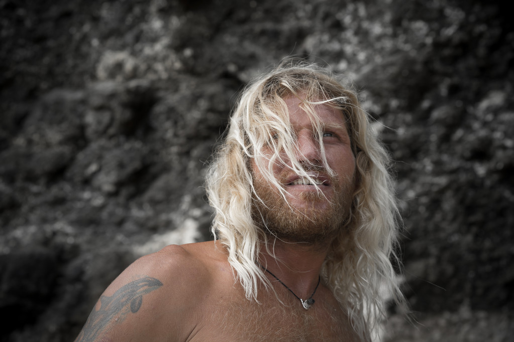 Brutal hombre surfista con largo pelo blanco
 . - Foto, Imagen