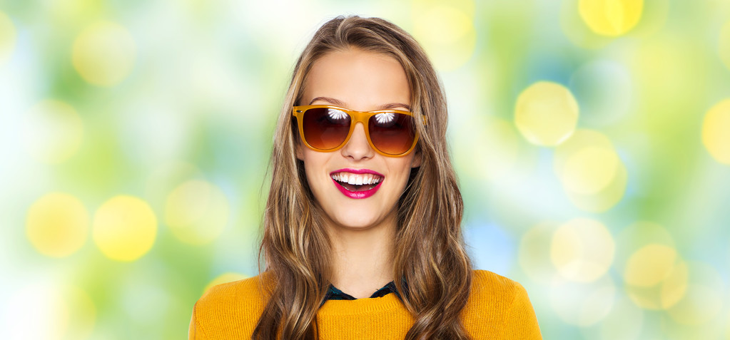 feliz joven mujer o adolescente chica en gafas de sol
 - Foto, imagen