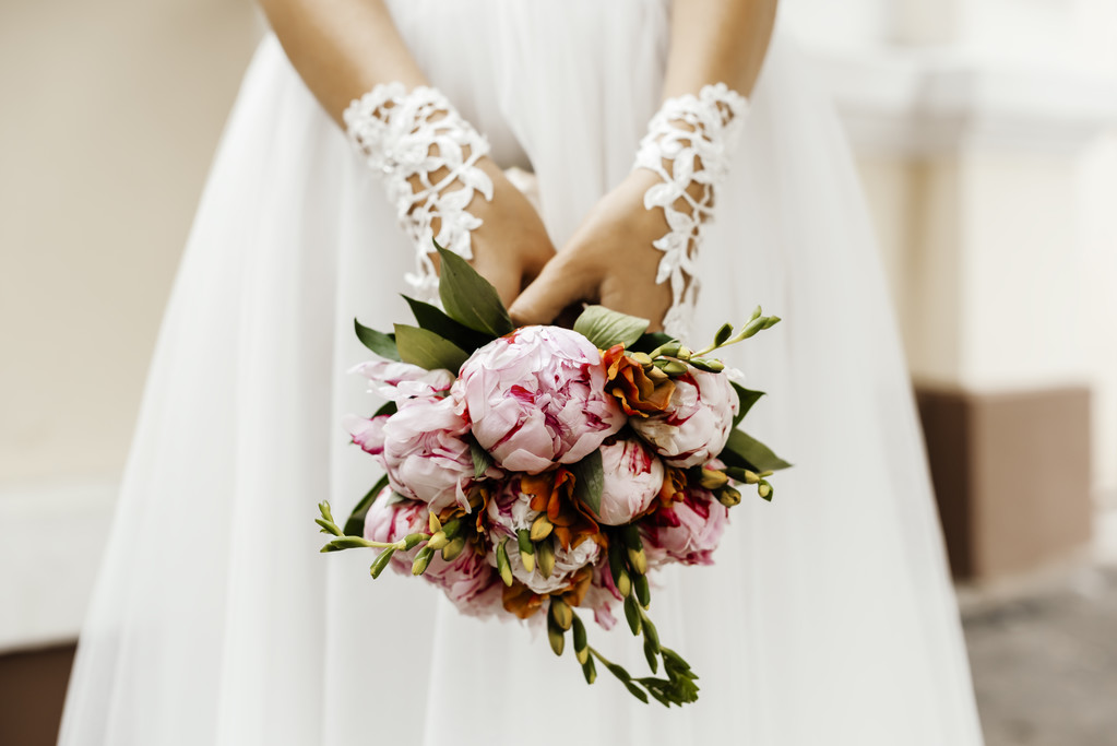 結婚式シャクヤクのブーケと花嫁 - 写真・画像