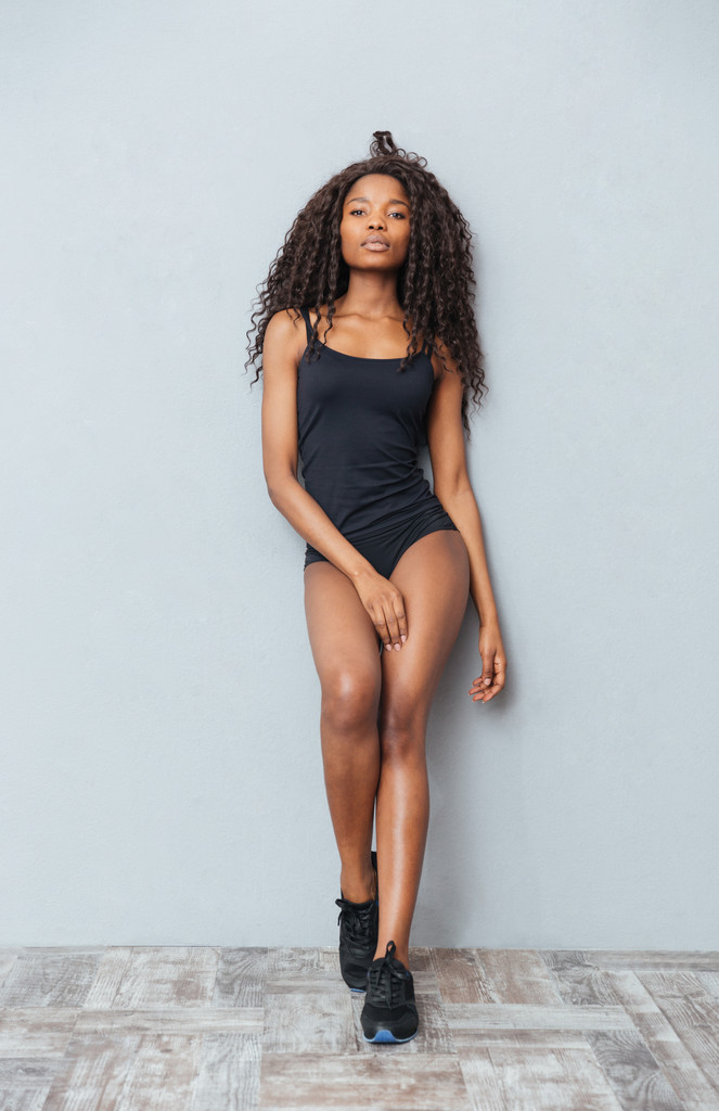 Täyspitkä muotokuva kaunis afro amerikkalainen nainen
  - Valokuva, kuva