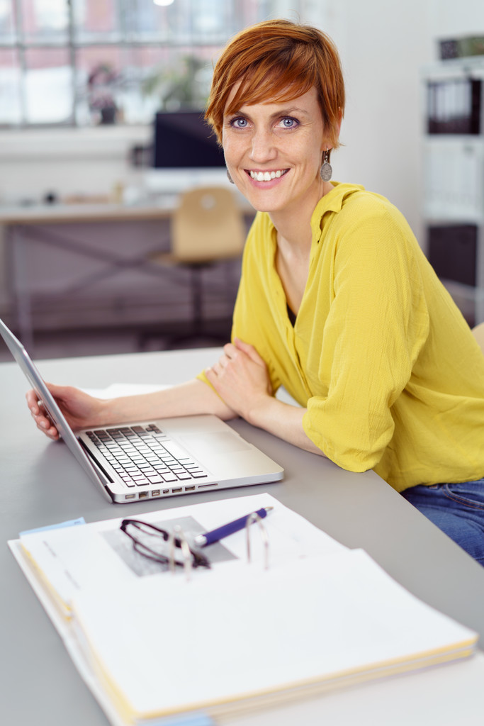 Mulher feliz na mesa com computador no escritório
 - Foto, Imagem