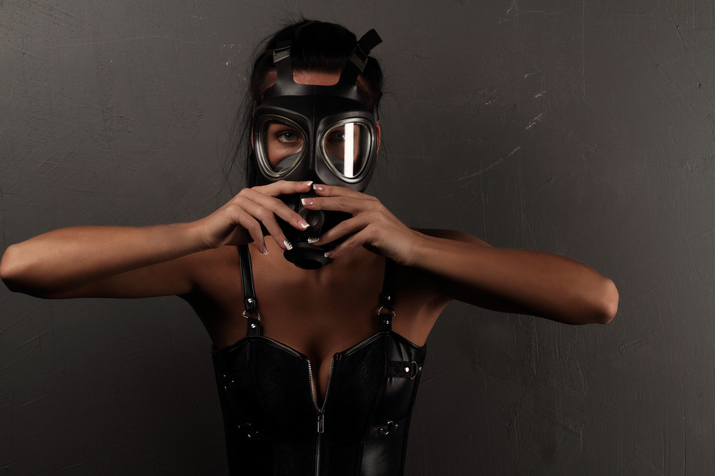 Seksikäs nainen yllään ammus kaasu naamio, sumu
 - Valokuva, kuva